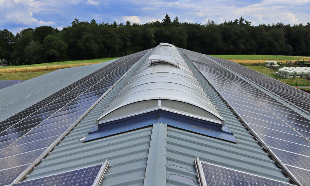 Auf dem Reithof Zum Hochscheid versuchen wir so nachhaltig wie möglich zu arbeiten. So wird ein Großteil der benötigten Energie über Photovoltaik produziert.